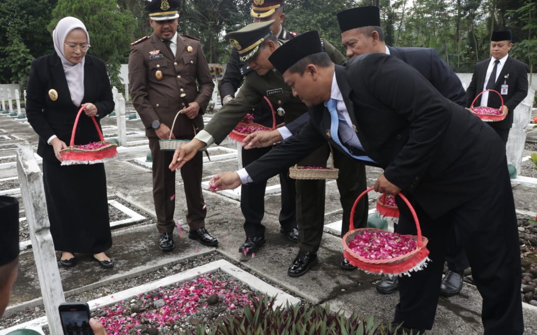 Bupati Banjarnegara Pimpin Upacara Hari Pahlawan dan Ziarah di TMP Sureng Yudha