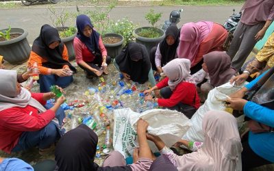 Ibu-ibu PKK Desa Karangsalam Susukan Banjarnegara Ubah Sampah jadi Rupiah