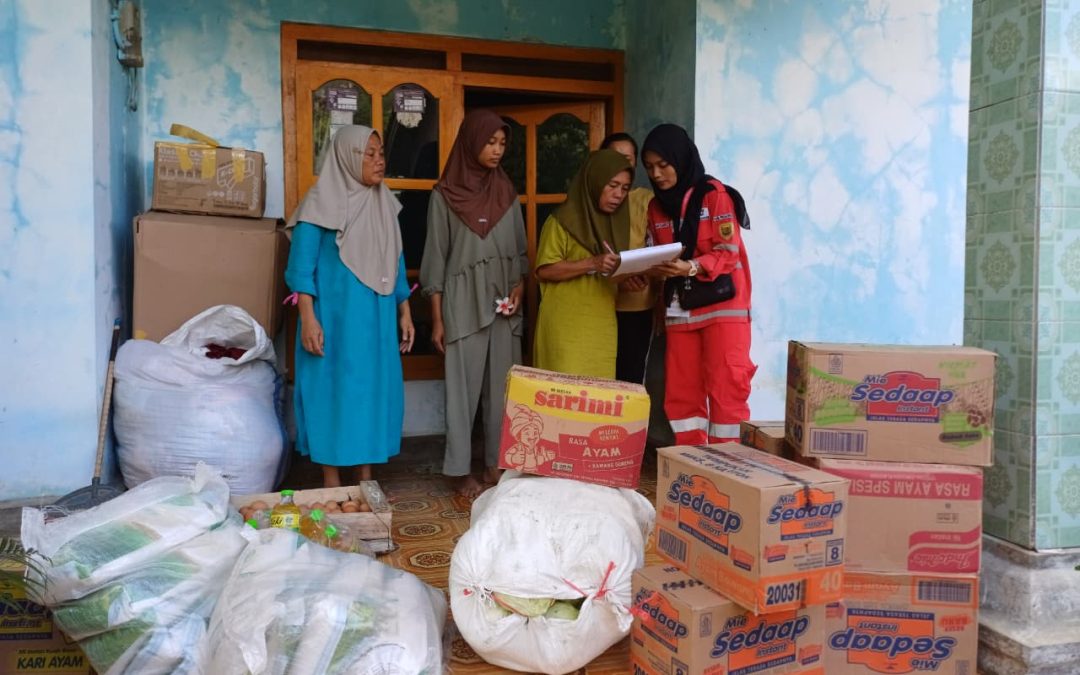 Terobos Medan Berliku, Relawan PMI Distribusikan Bantuan Logistik Untuk Korban Longsor Situkung