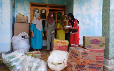 Terobos Medan Berliku, Relawan PMI Distribusikan Bantuan Logistik Untuk Korban Longsor Situkung