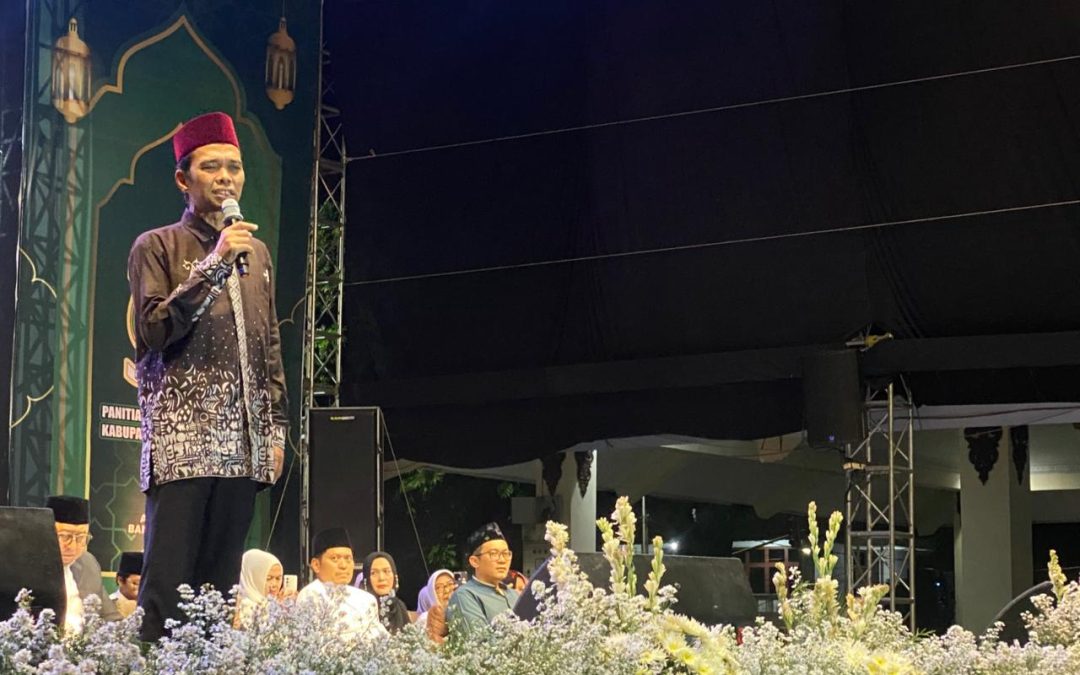 Khidmat, Ribuan Warga Padati Pengajian Akbar UAS di Alun-alun Banjarnegara