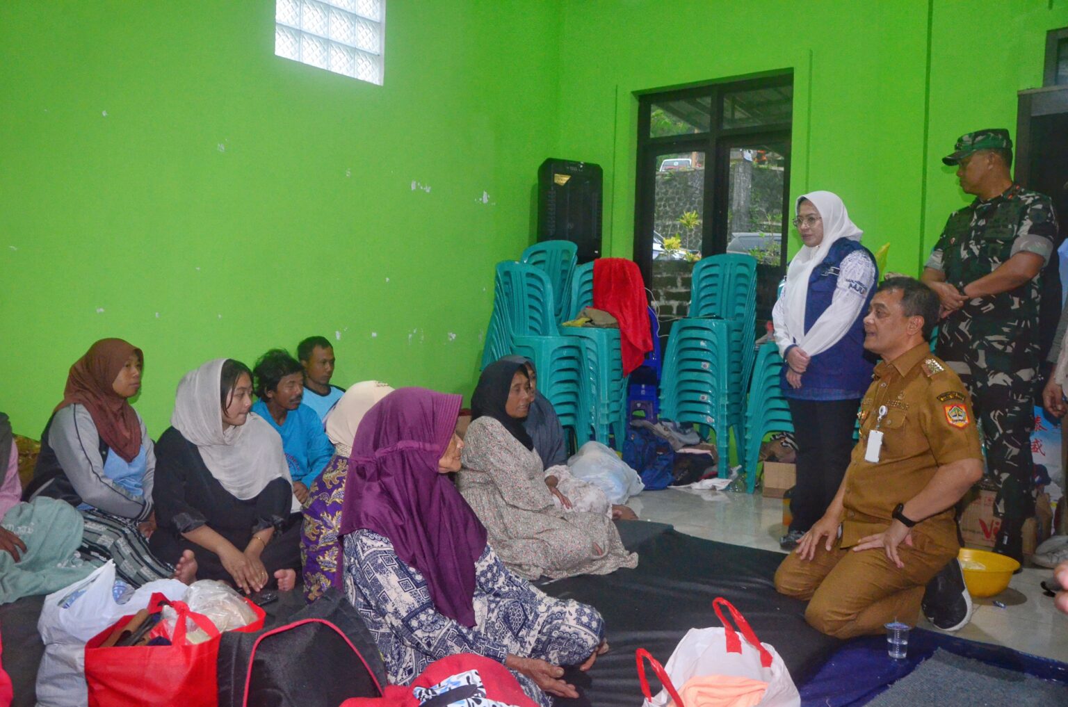 Featured image for Gubernur Jateng Ahmad Lutfi Tinjau Longsor Pandanarum, Huntara Siap dalam 3 Hari