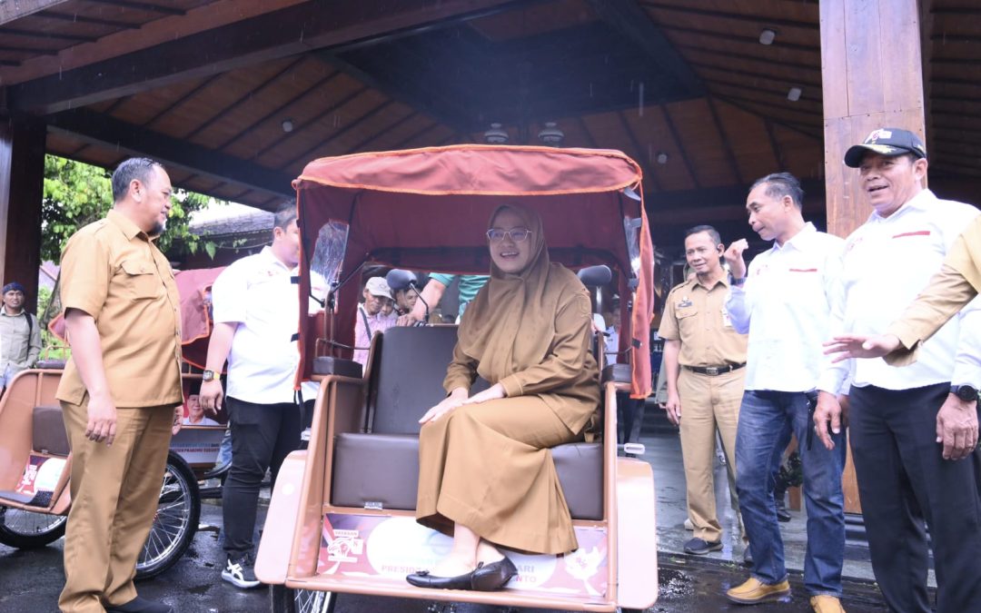 100 Pengayuh Becak di Banjarnegara Terima Becak Listrik Bantuan Presiden Prabowo