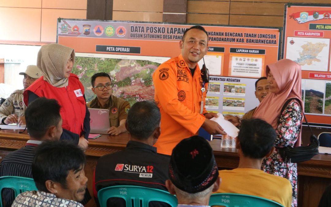 Sebanyak 214 KK Korban Longsor Situkung Terima BLT Tahap 2 dari Pemerintah Melalui PMI