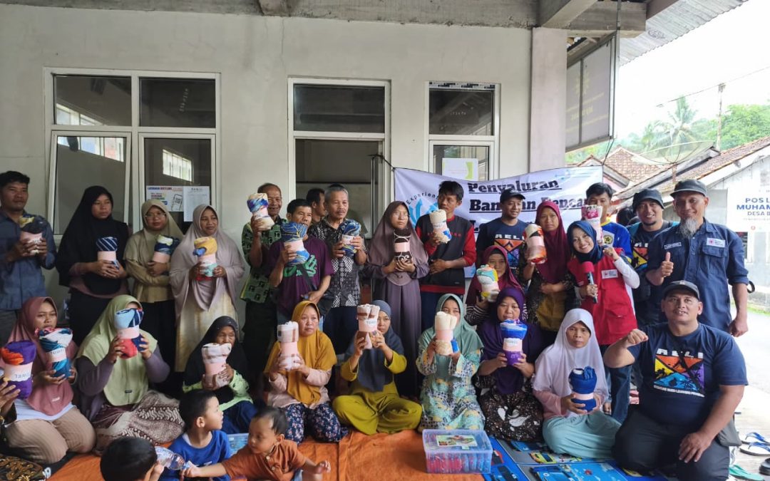 Pengungsi Situkung Diajak Fun Game Bareng PMI, Raut Keceriaan Mulai Nampak