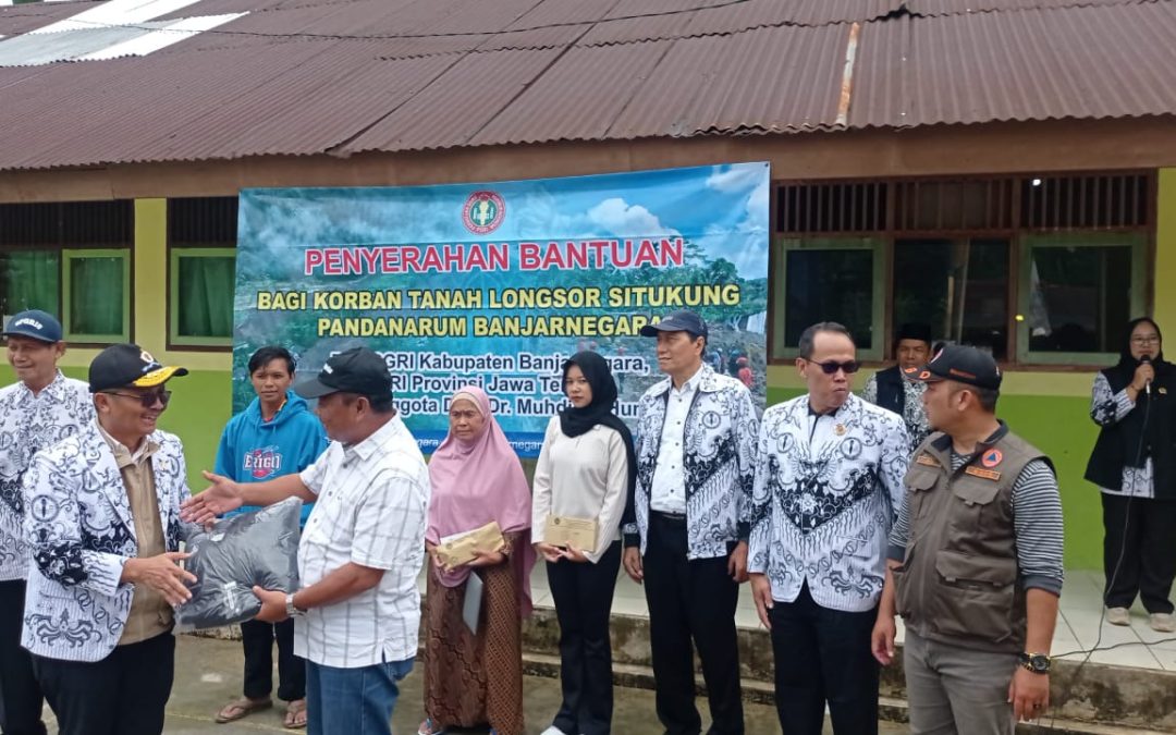 Diterima Pj Sekda, Keluarga Besar PGRI Salurkan Ratusan Juta untuk Korban Longsor Pandanarum