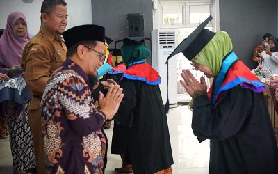 Sekolah Lansia Istiqomah Kembali Wisuda 94 Lulusan, Tertua 82 Tahun