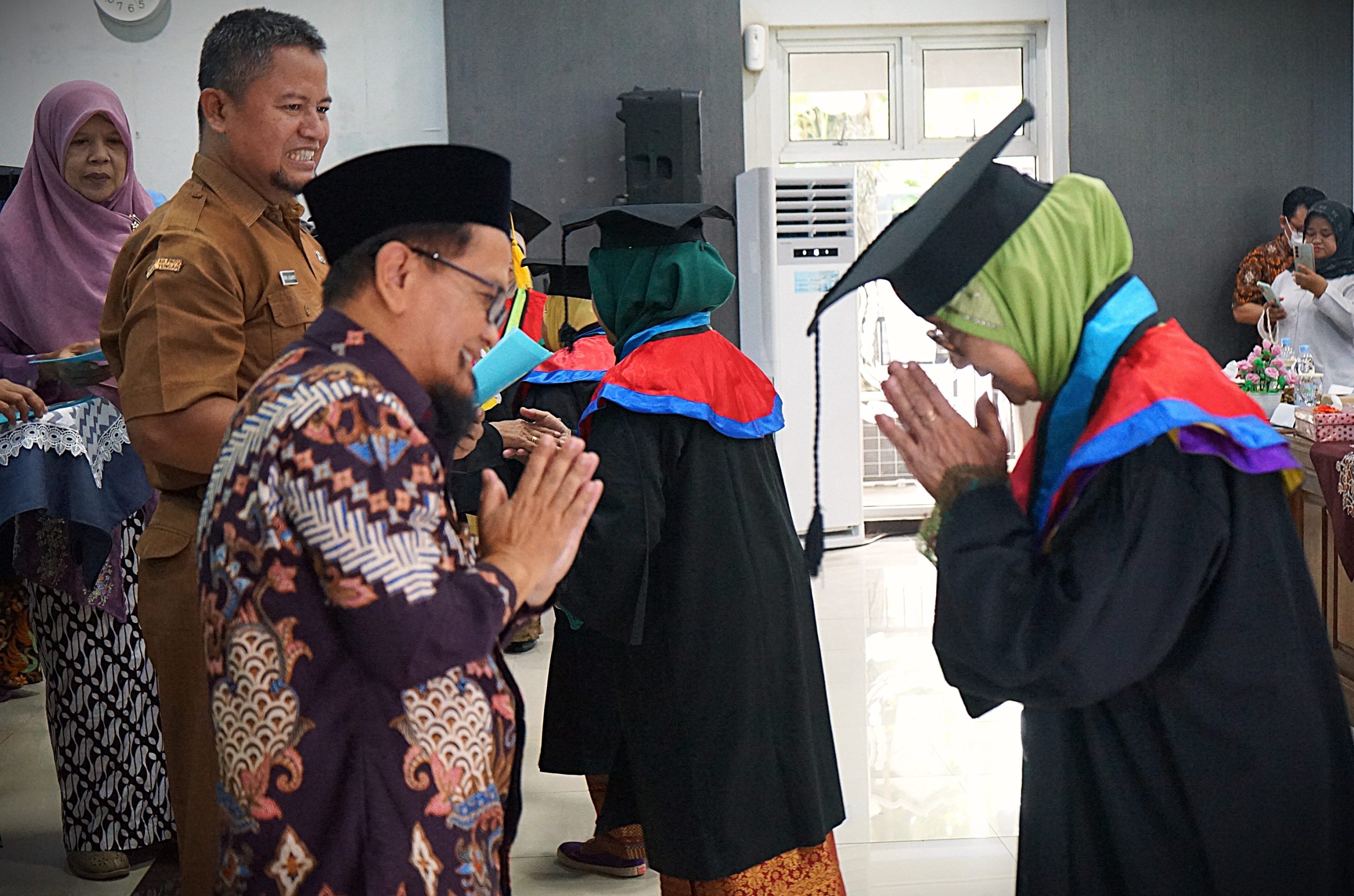 Featured image for Sekolah Lansia Istiqomah Kembali Wisuda 94 Lulusan, Tertua 82 Tahun