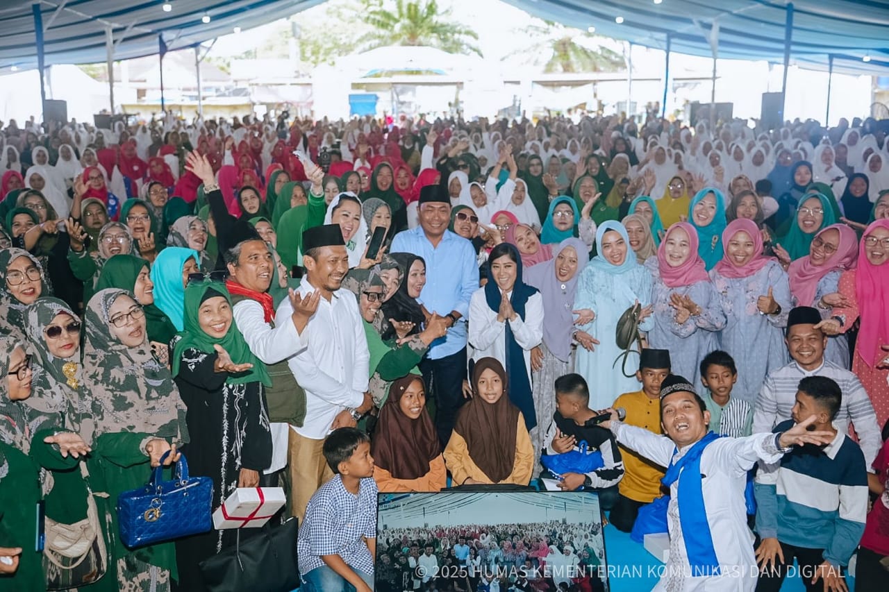 Menteri Komunikasi dan Digital Meutya Hafid saat menghadiri zikir akbar dan doa bersama warga terdampak banjir di Kecamatan Sunggal, Deli Serdang, Sabtu (13/12/2025) mengatakan dengan pemulihan mencapai 97,8 persen, masyarakat Sumatra Utara dapat kembali memperoleh informasi penting dan menghubungi keluarga. Foto: Humas Kemkominfo