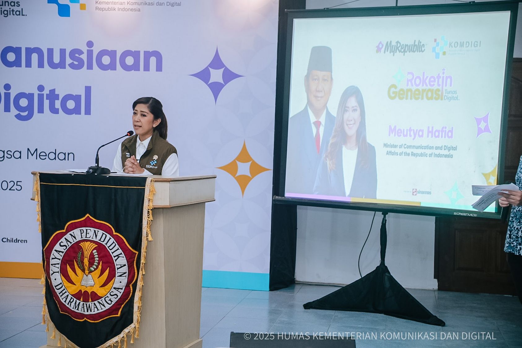 Menteri Komunikasi dan Digital Meutya Hafid dalam kegiatan Roketin Generasi Tunas Digital di SMA Dharmawangsa Medan, Sabtu (13/12/2025) berharap fasilitas ini dapat dimanfaatkan dengan baik untuk menunjang kegiatan belajar-mengajar yang sempat terganggu akibat bencana. Foto: Humas Kemkomdigi