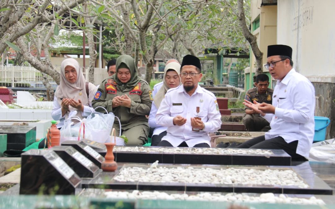 Rombongan Pemkab Banjarnegara Ziarah ke Makam Winarna Surya Adi Subrata