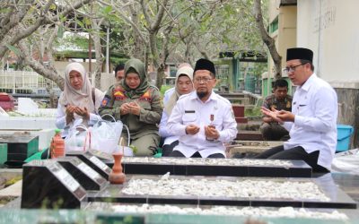 Rombongan Pemkab Banjarnegara Ziarah ke Makam Winarna Surya Adi Subrata