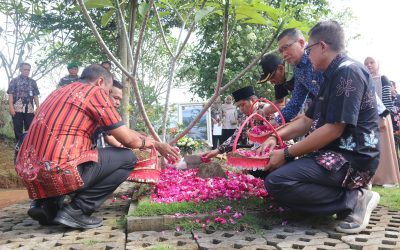 Bupati Amalia dan Wabup Wakhid Jumali Ziarah ke Makam Bupati Budhi Sarwono